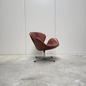 1st Edition Swan Chair Cognac Vintage Fritz Hansen Interior Aksel Design NY München Paris Sell Buy Vintage