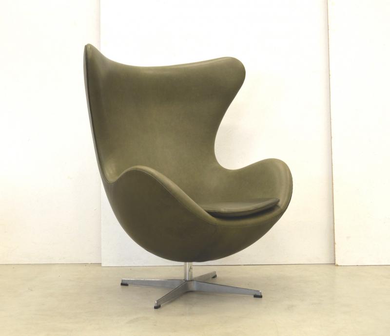 Arne Jacobsen Egg Chair by Fritz Hansen Khaki Leather