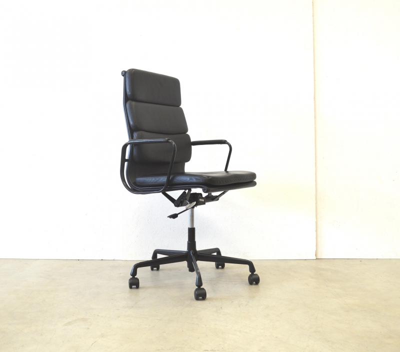 Vitra EA219 Soft Pad Chair Black Edition