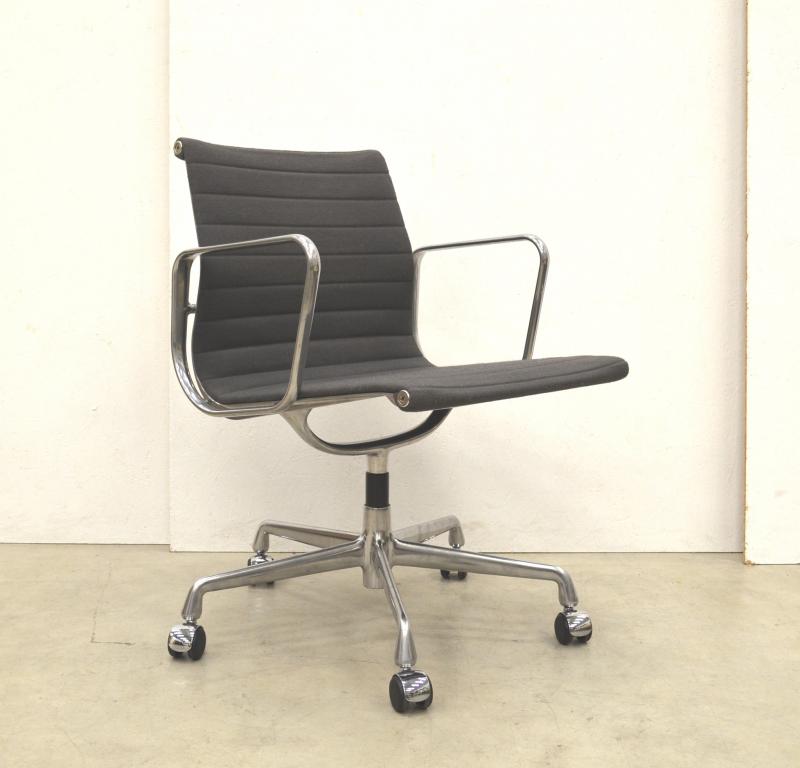 Vitra EA108 Alu Chair Hopsak Interior Aksel Aachen Designchair