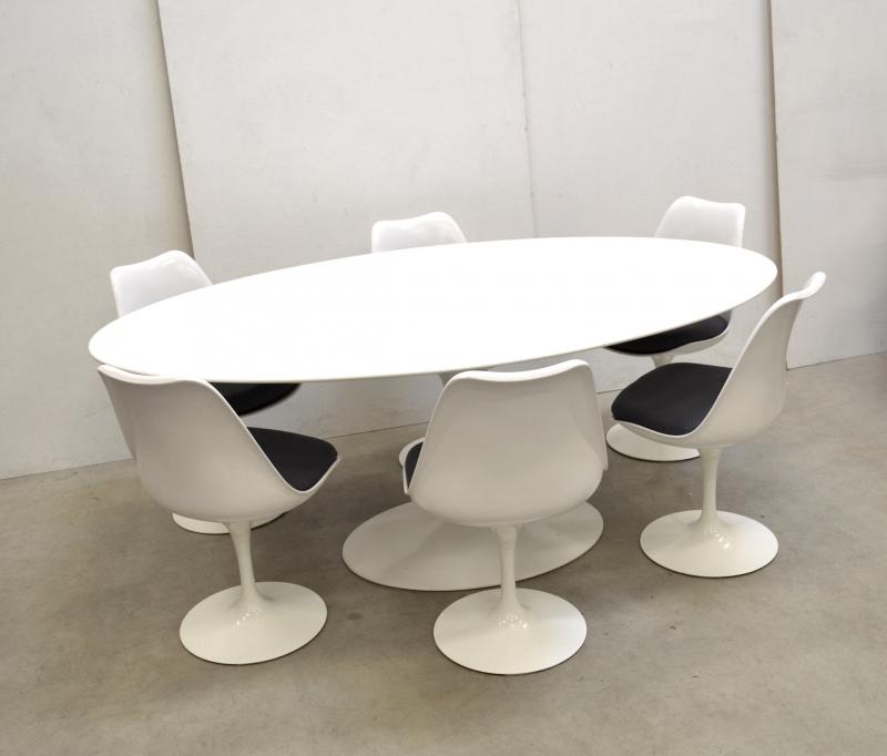 Eero Saarinen oval Esstisch Table Knoll Tulip Chair Interior Aksel Aachen Design Paris Amsterdam Furniture