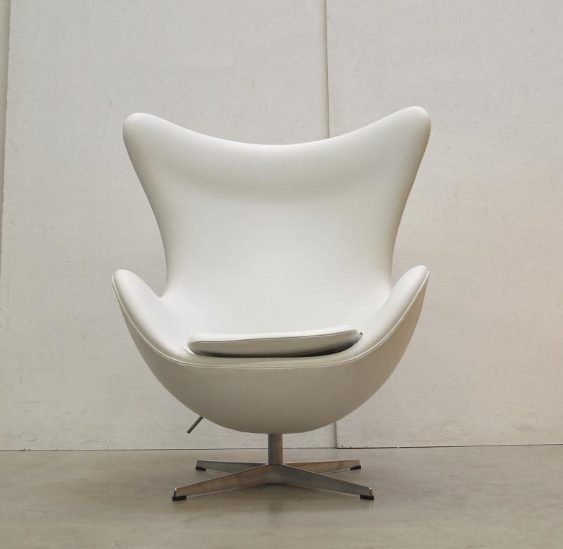 Fritz Hansen Egg Chair by Arne Jacobsen White Leather Interior Aksel Design Klassiker Classics Amsterdam Aachen Paris NY
