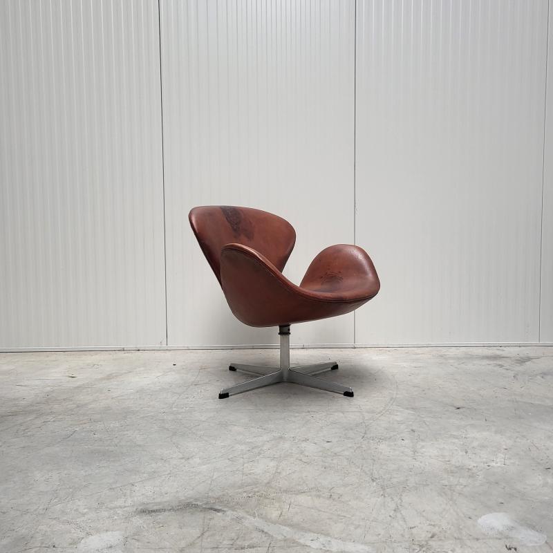 1st Edition Swan Chair Cognac Vintage Fritz Hansen Interior Aksel Design NY München Paris Sell Buy Vintage