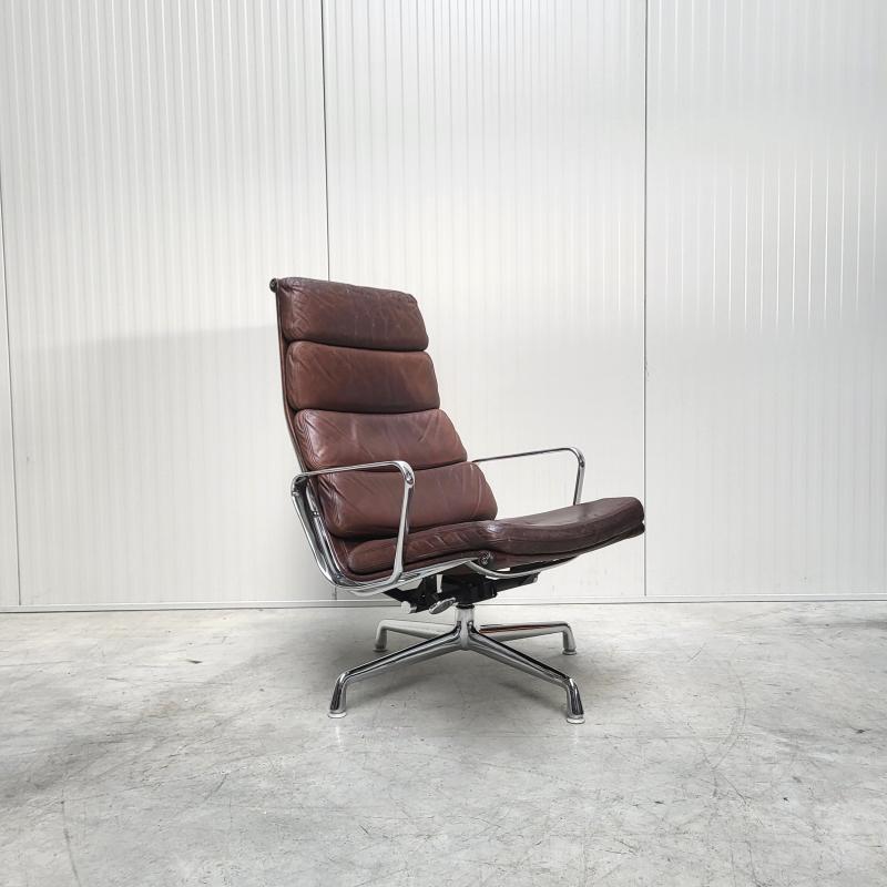 Herman Miller Vintage Lounge Chair brown Charles Eames Interior Aksel Design Paris Bruxelles Project London Amsterdam